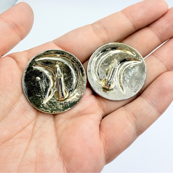 Vintage Enamel Cream Silver Tone Crescent Clip on Earrings - Picture 5 of 7